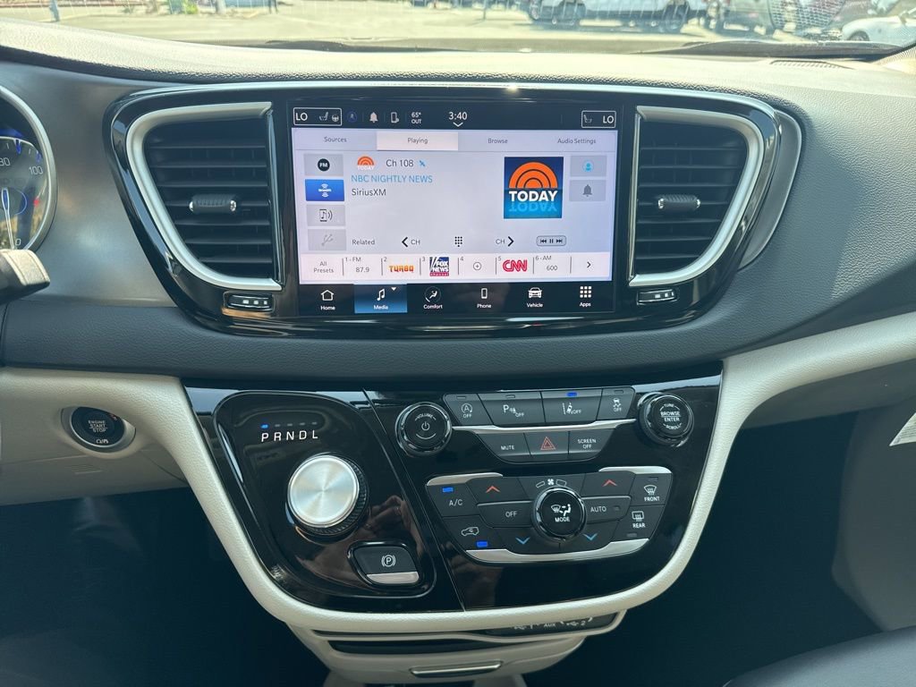 Used 2024 Chrysler Pacifica Touring-L image 20