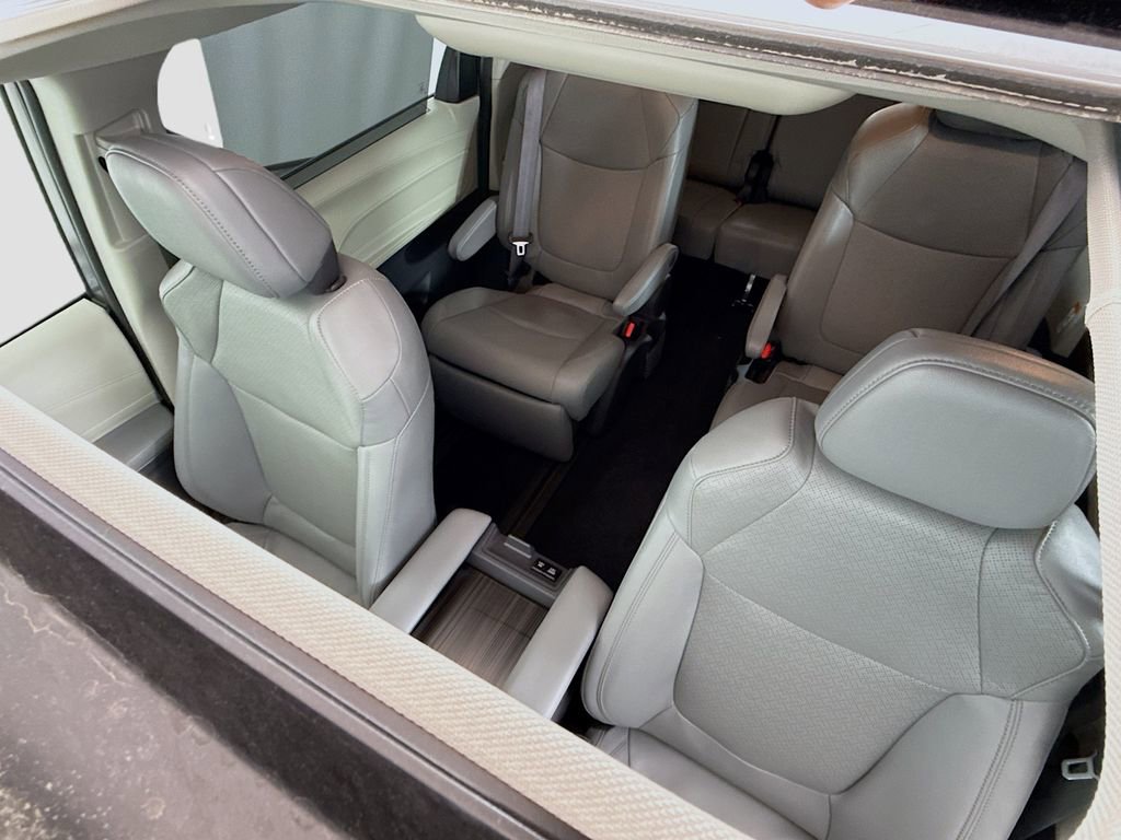Used 2024 Toyota Sienna Limited FWD image 24