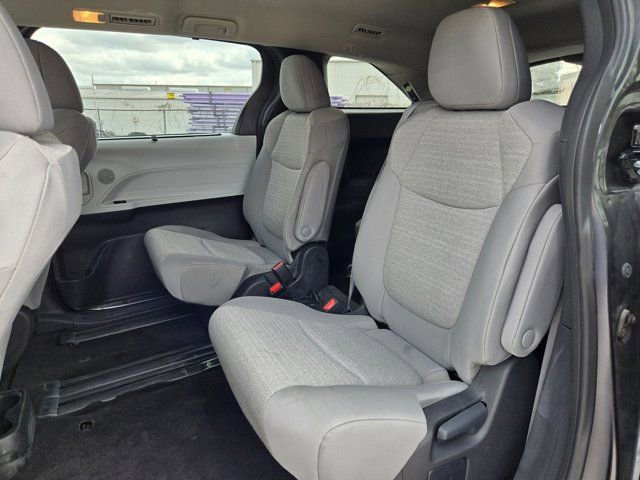 Used 2025 Toyota Sienna LE image 23