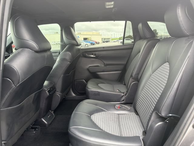 Used 2021 Toyota Highlander XSE FWD image 12