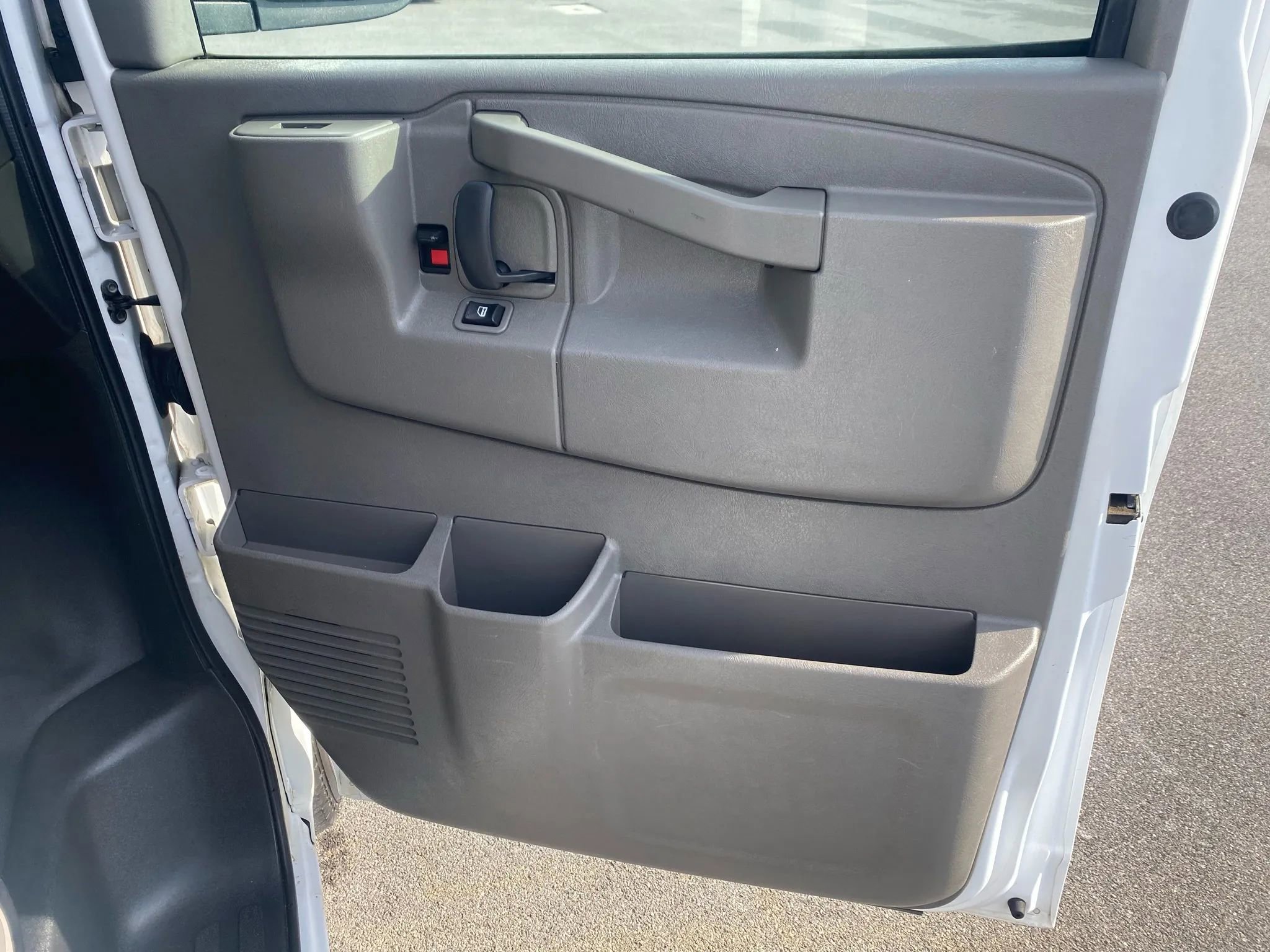 Used 2017 Chevrolet Express 3500 Extended image 19