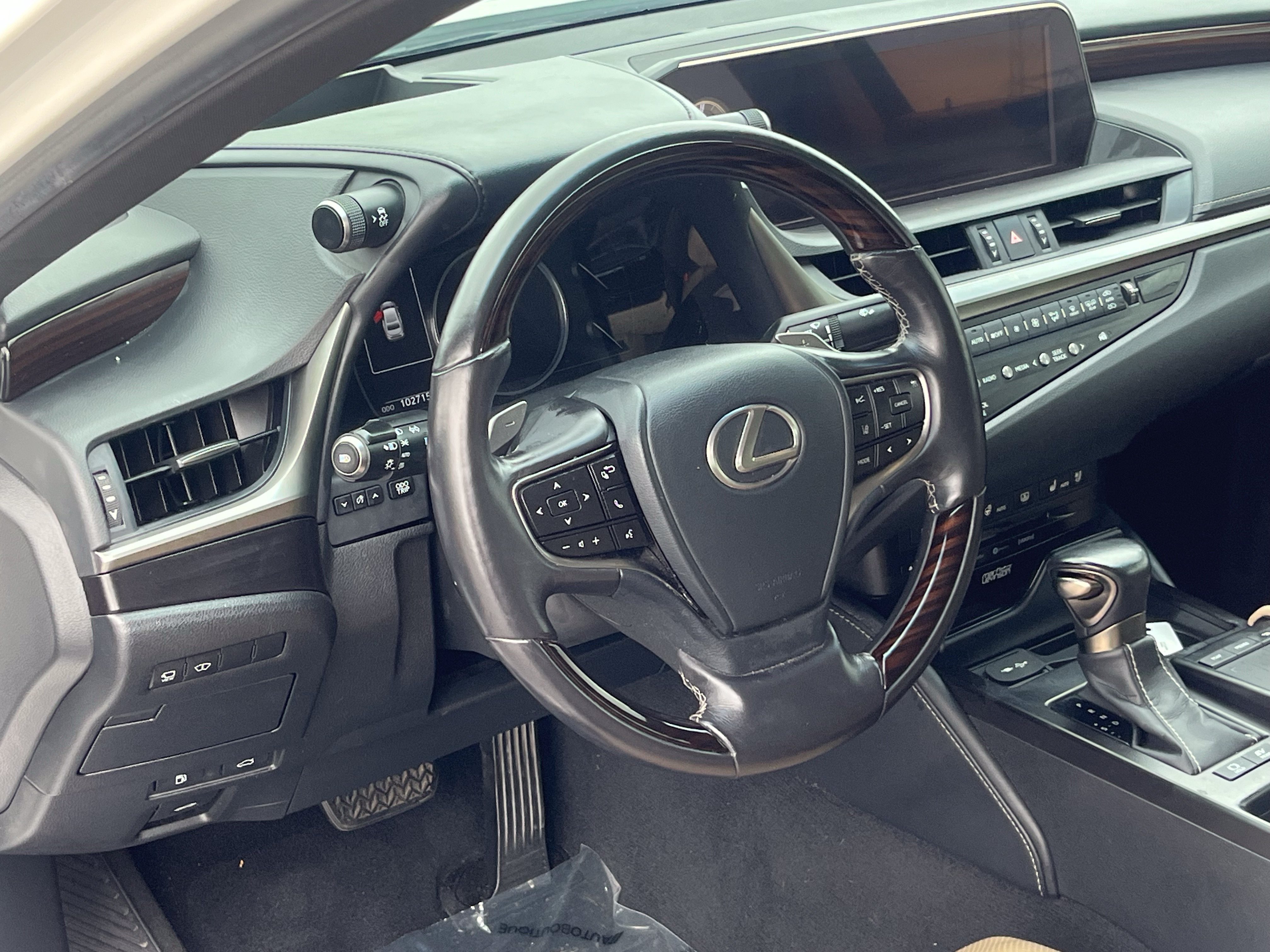 Used 2019 Lexus ES 300h Ultra Luxury w/ Accessory Package 2 FWD image 14