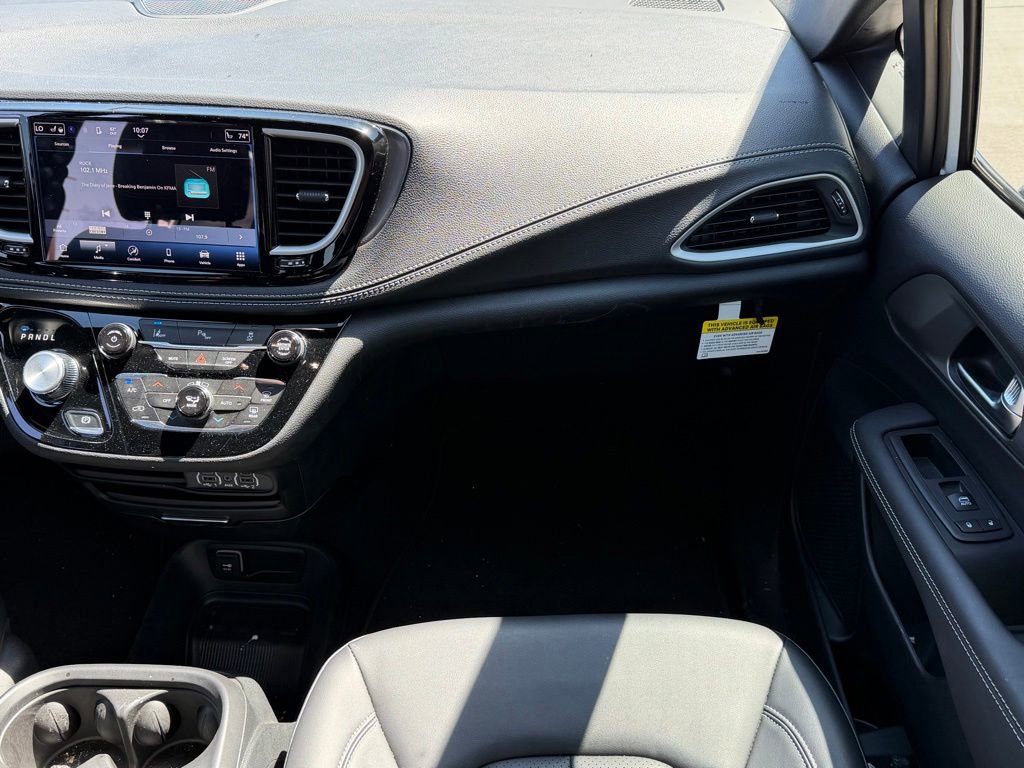 Used 2025 Chrysler Pacifica Select FWD image 11