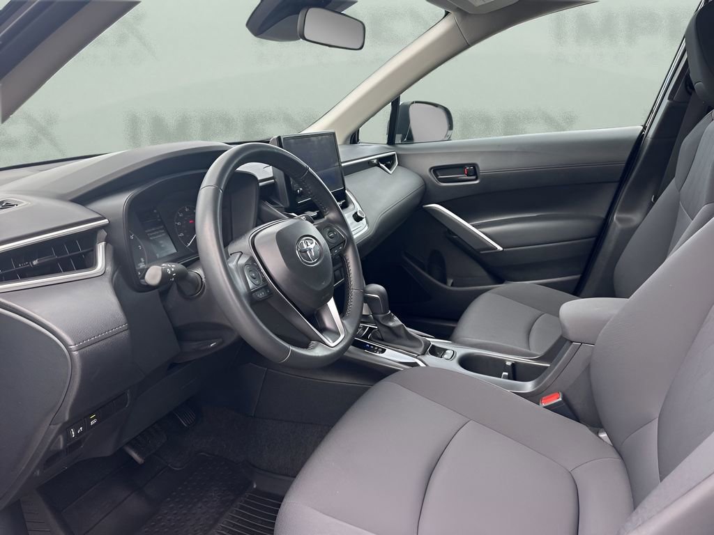 Used 2025 Toyota Corolla Cross LE image 9