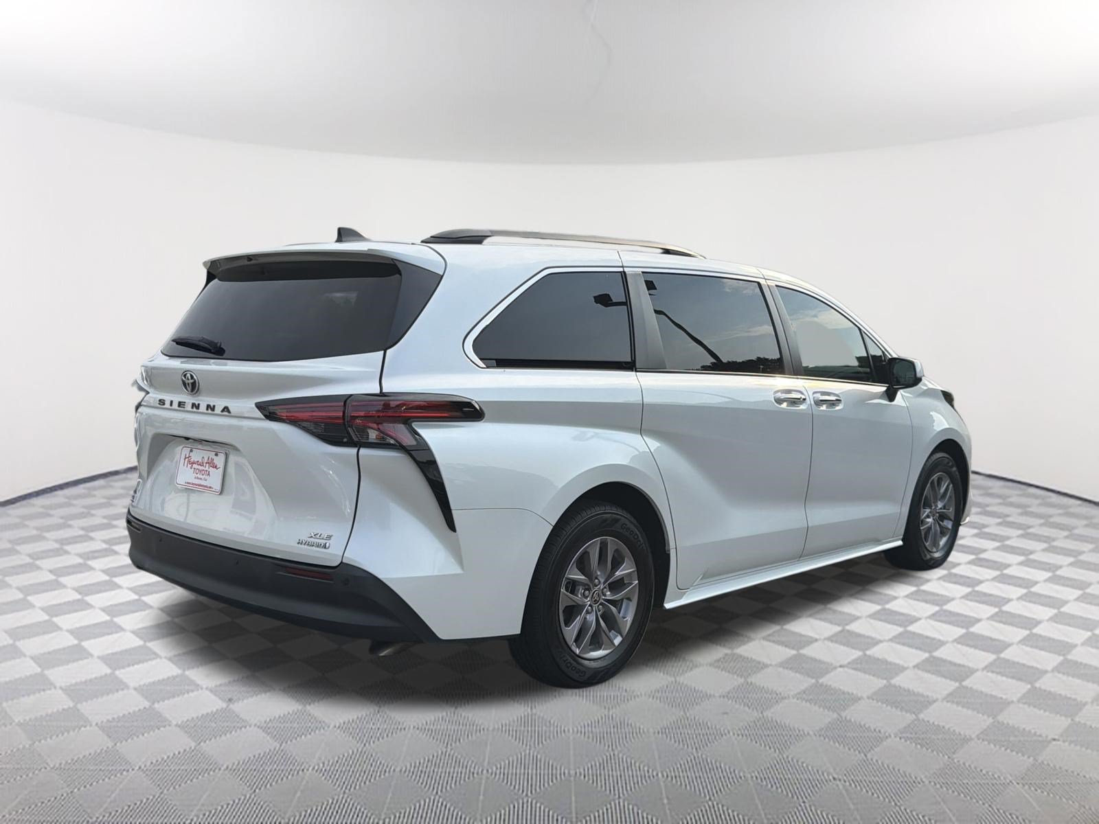 Used 2022 Toyota Sienna XLE FWD image 16