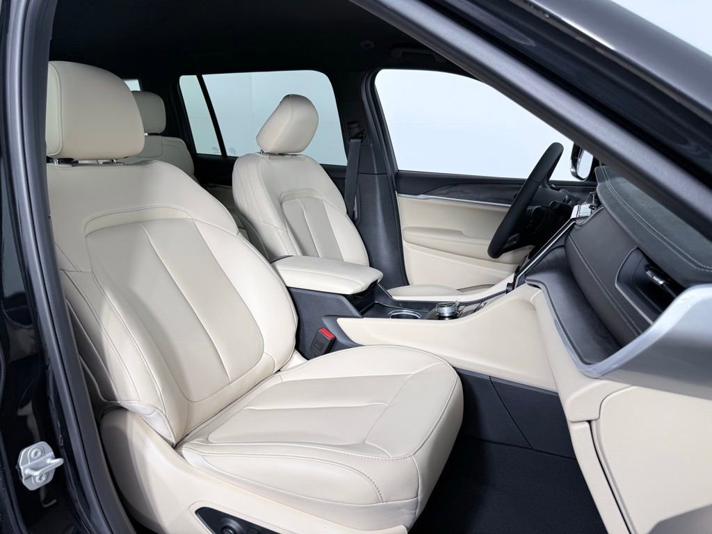 Used 2025 Jeep Grand Cherokee L Limited w/ Black Appearance Package image 12