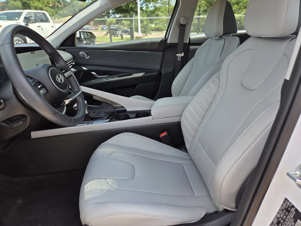 Used 2025 Hyundai Elantra Limited FWD image 15
