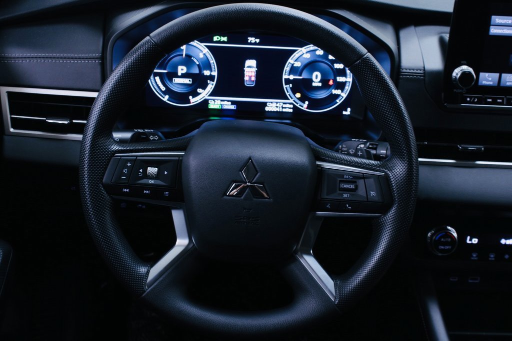 Used 2024 Mitsubishi Outlander ES image 14