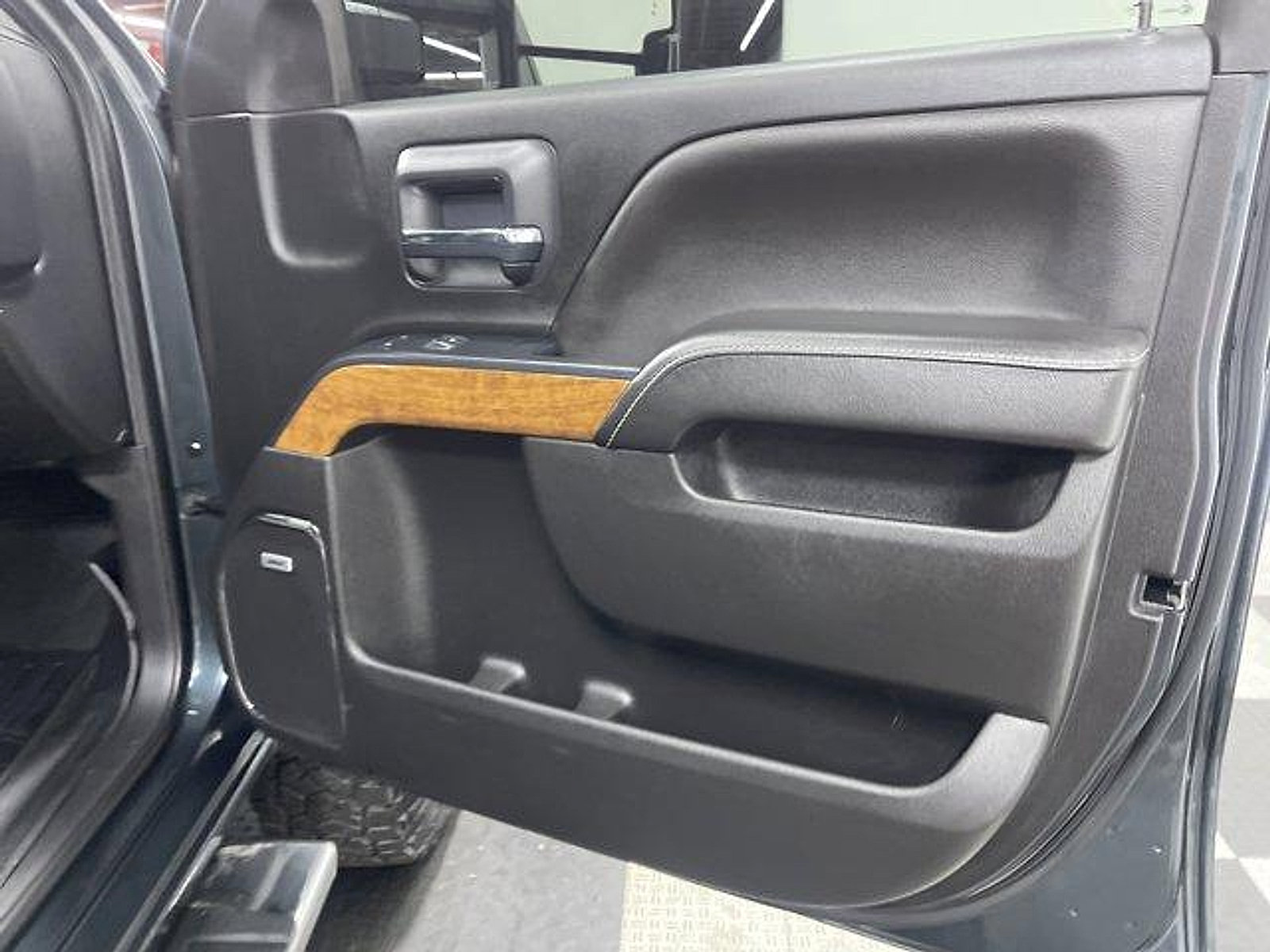 Used 2018 Chevrolet Silverado 2500 High Country w/ Duramax Plus Package AWD/4WD image 17