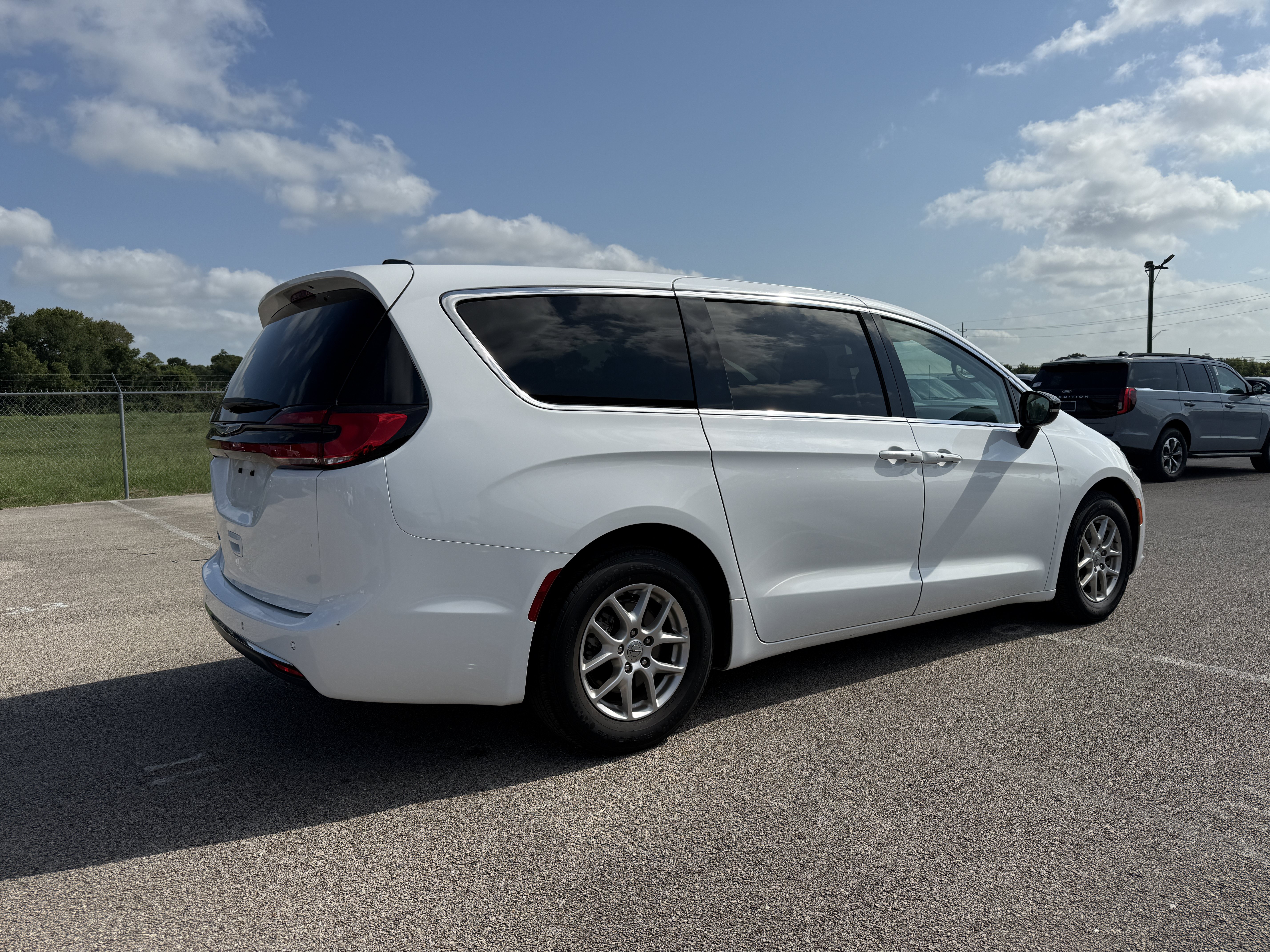 Used 2024 Chrysler Pacifica Touring-L FWD image 2