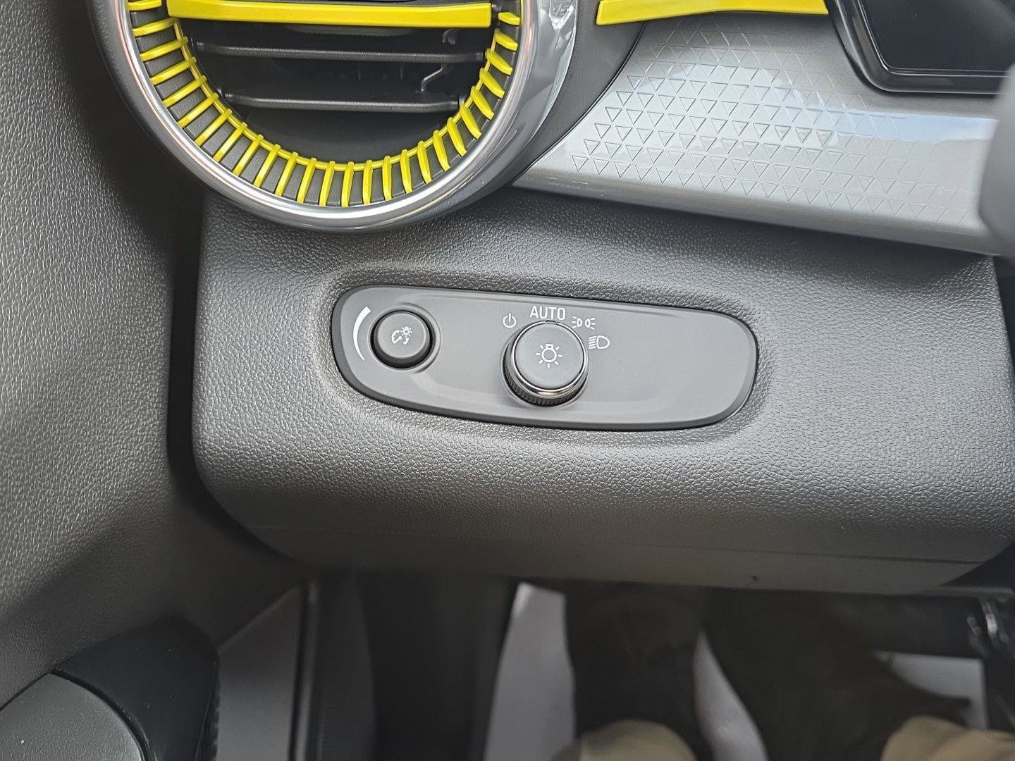 New 2025 Chevrolet Trax LT w/ Driver Confidence Package image 17