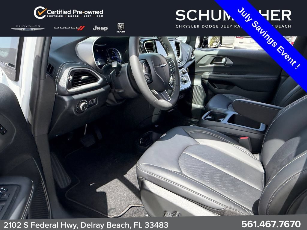 Used 2025 Chrysler Pacifica Select FWD image 11