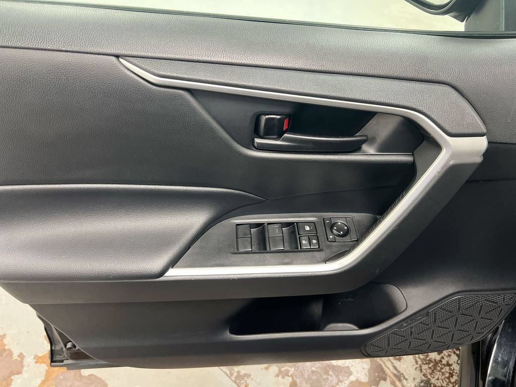 Used 2021 Toyota RAV4 LE AWD/4WD image 20