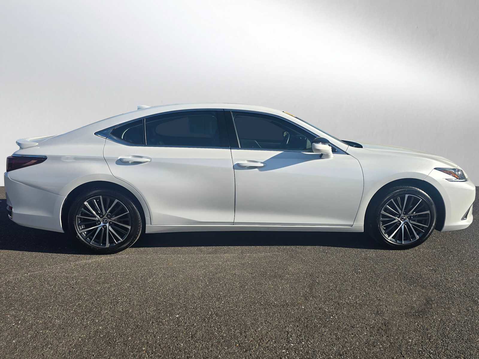 Used 2025 Lexus ES 300h w/ Premium Package image 2