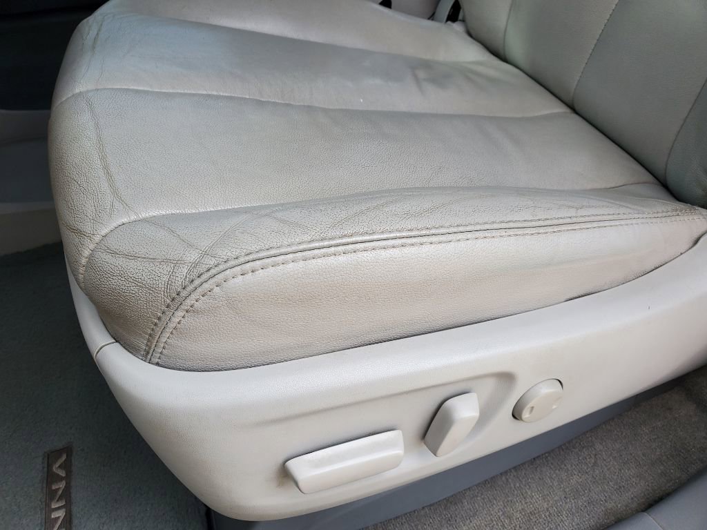 Used 2012 Toyota Sienna XLE FWD image 16