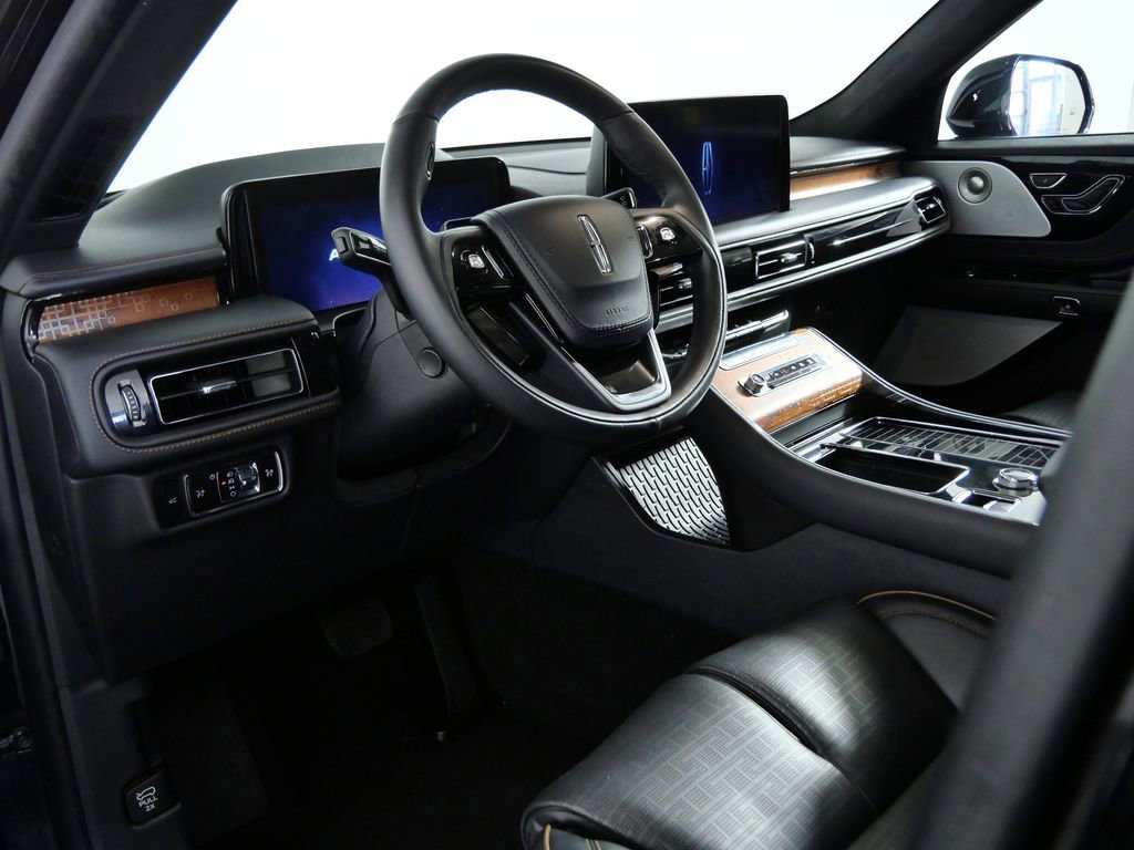 Certified 2025 Lincoln Aviator Black Label AWD/4WD image 16
