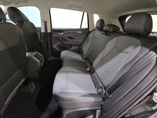 Used 2025 Volkswagen Tiguan SE image 8