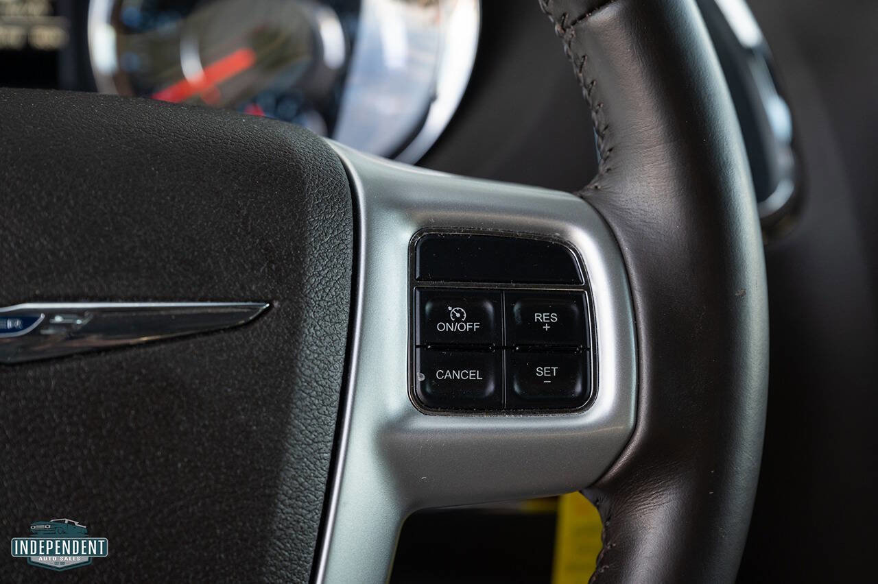 Used 2014 Chrysler Town & Country Touring image 25
