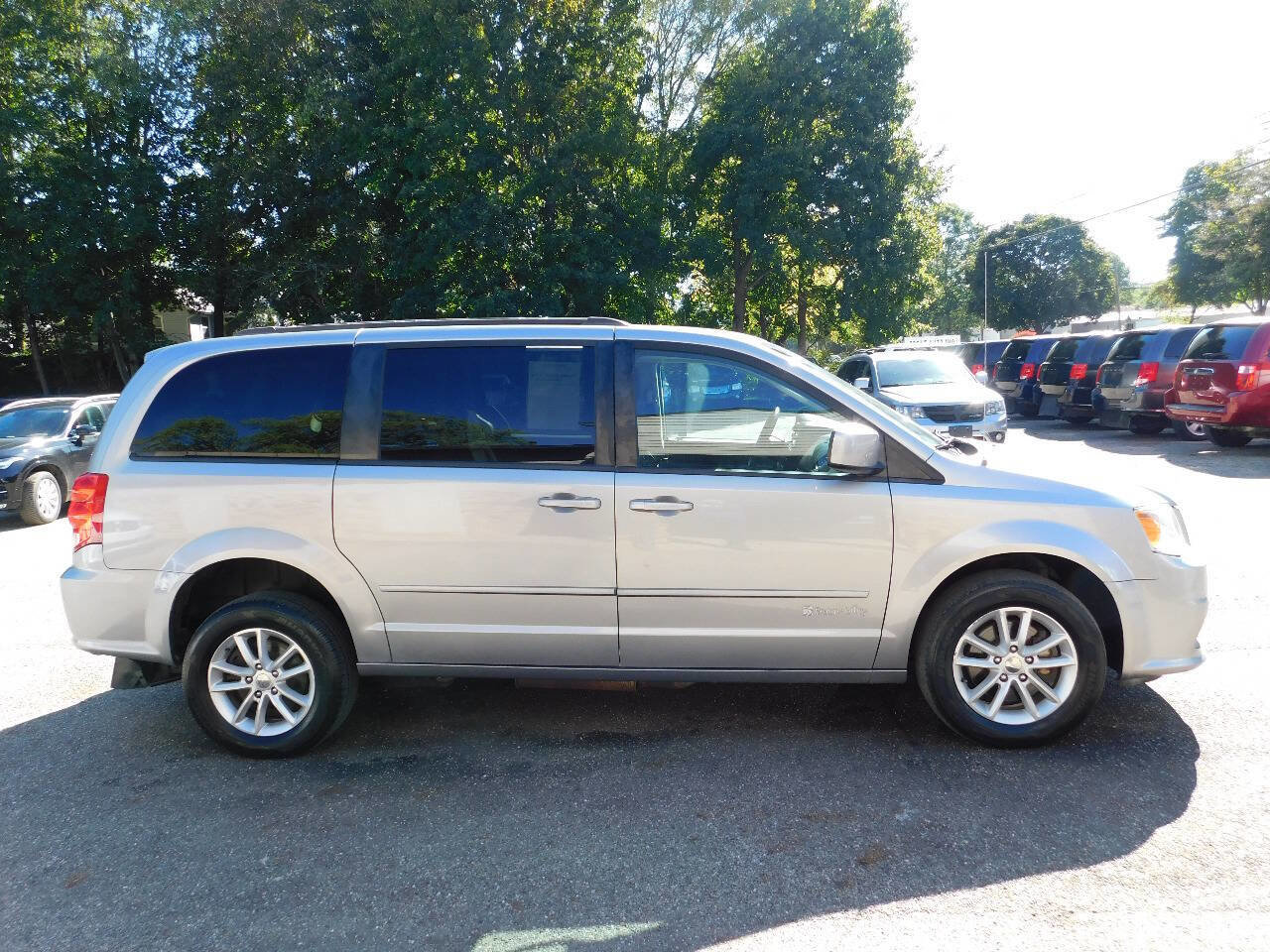 Used 2016 Dodge Grand Caravan SXT w/ Rear Park Assist Package image 13