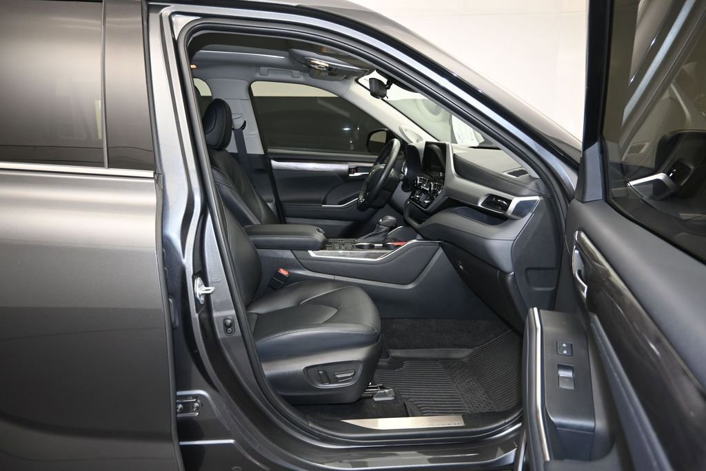 Used 2023 Toyota Highlander Platinum FWD image 28