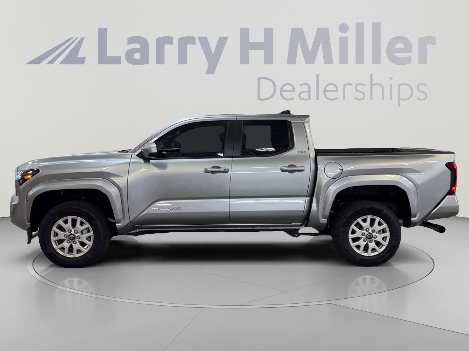Certified 2025 Toyota Tacoma SR5 AWD/4WD image 2