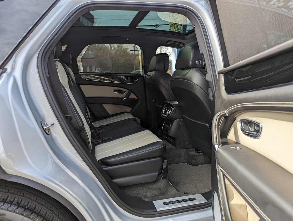 Used 2018 Bentley Bentayga AWD/4WD image 37