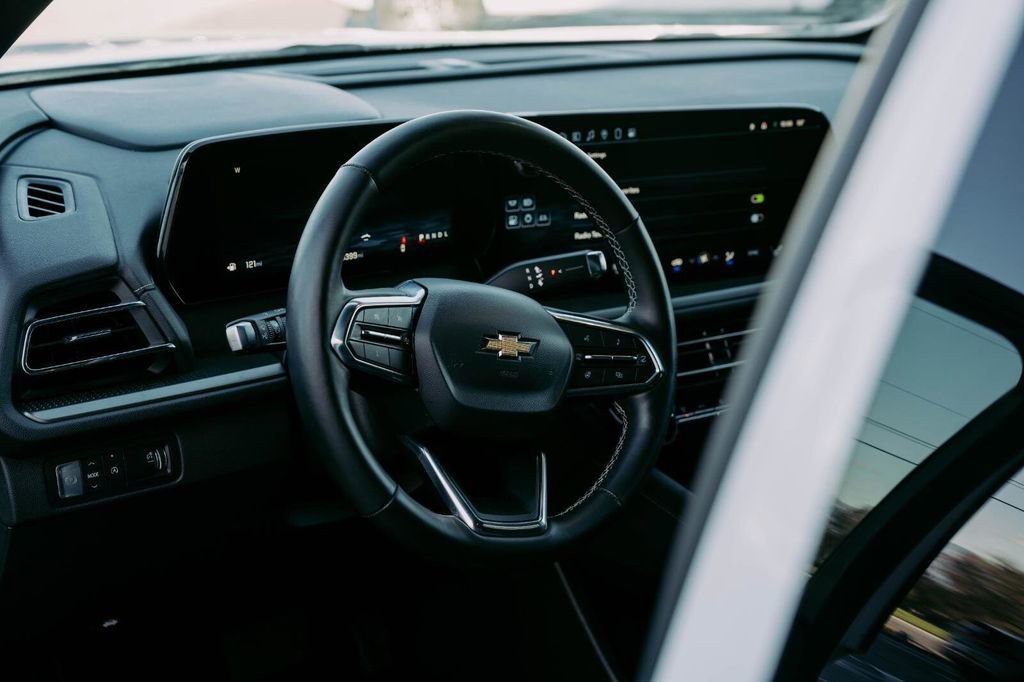 Used 2025 Chevrolet Traverse LT image 21