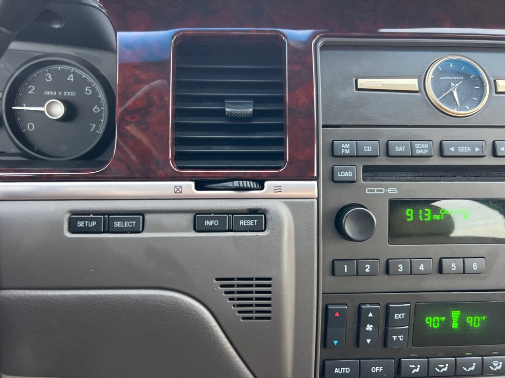 Used 2009 Lincoln Town Car Signature Limited image 26