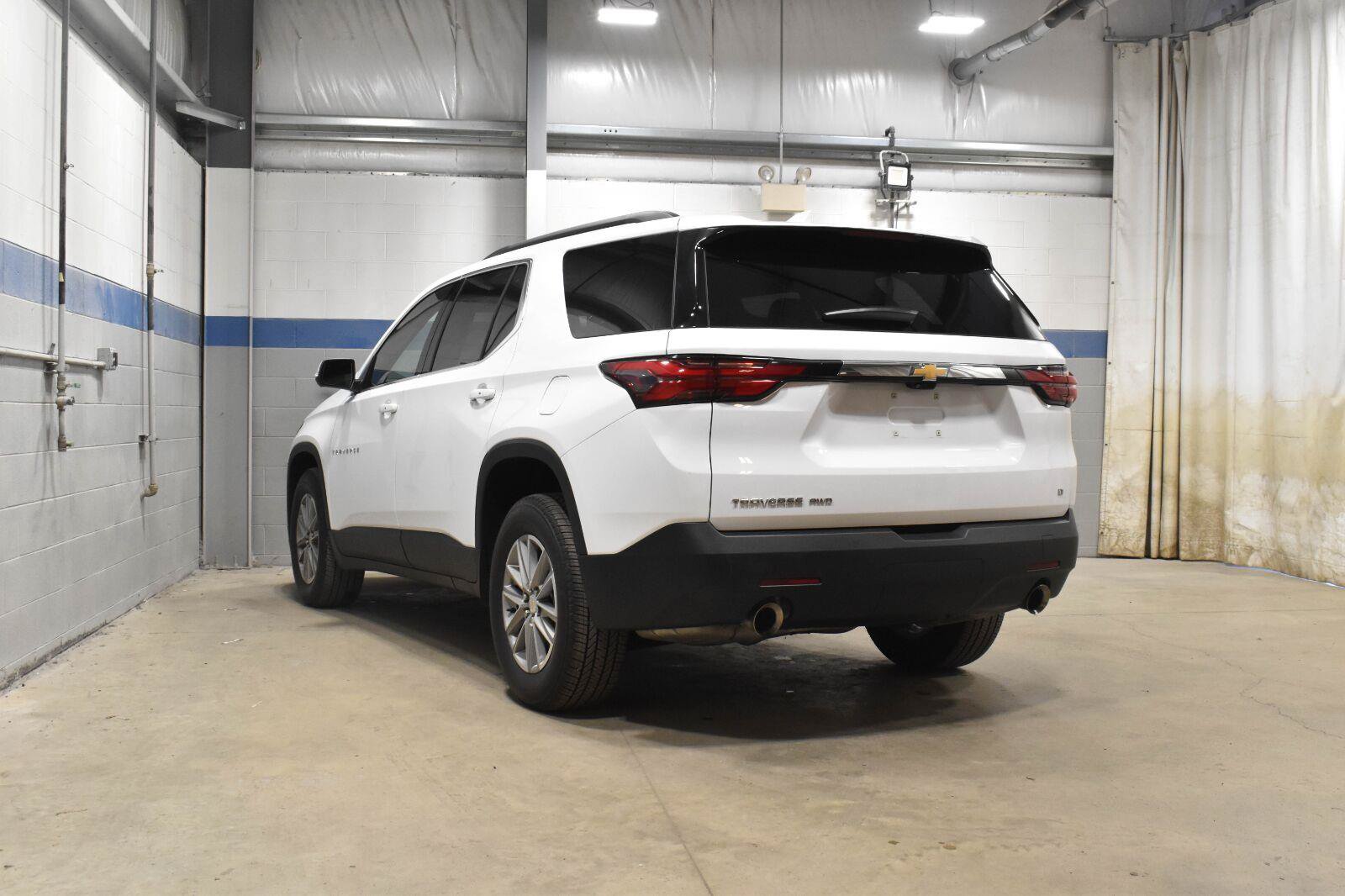 Used 2023 Chevrolet Traverse LT w/ Rear Camera Mirror Package AWD/4WD image 26