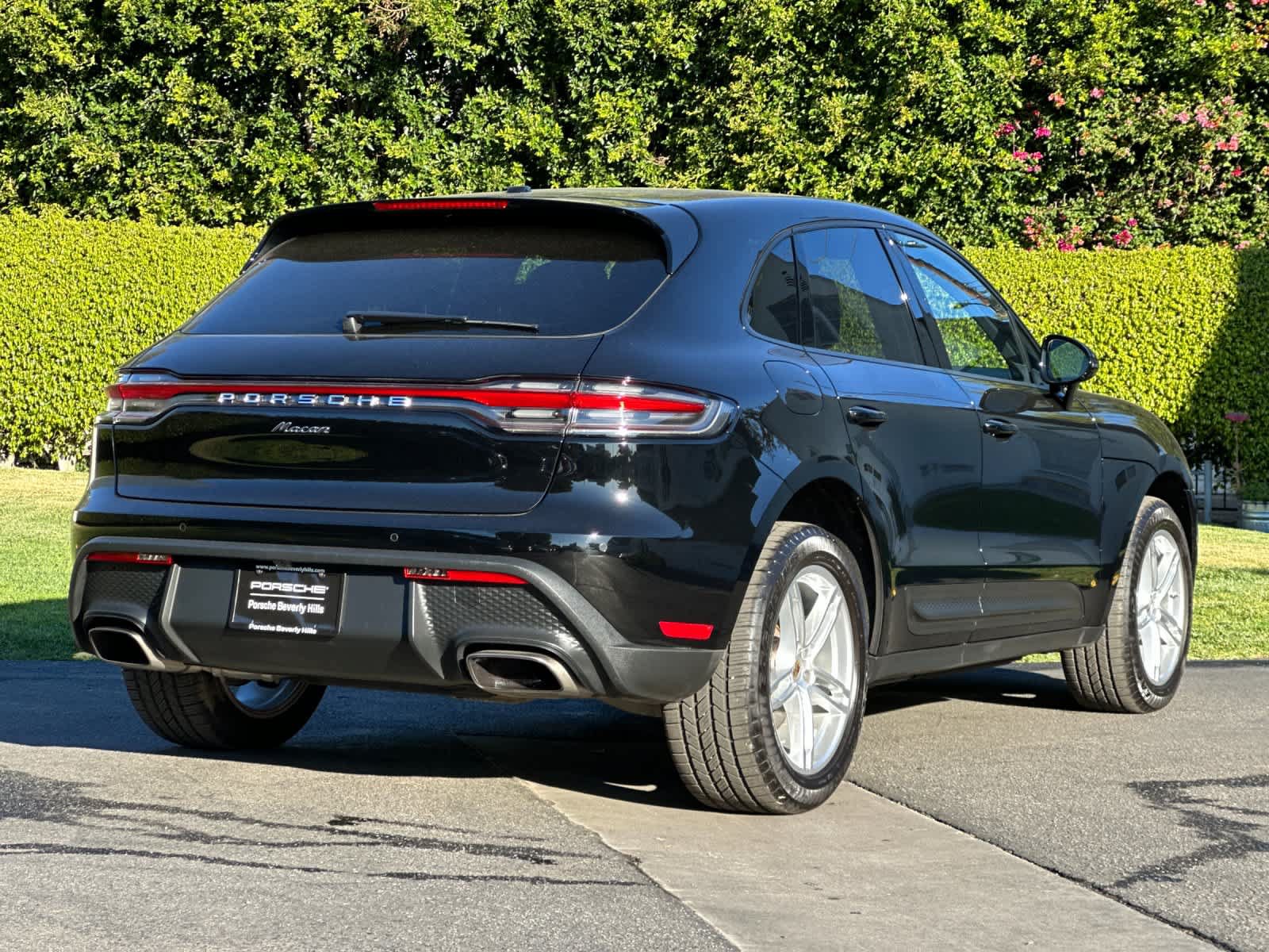 Certified 2025 Porsche Macan AWD/4WD image 8