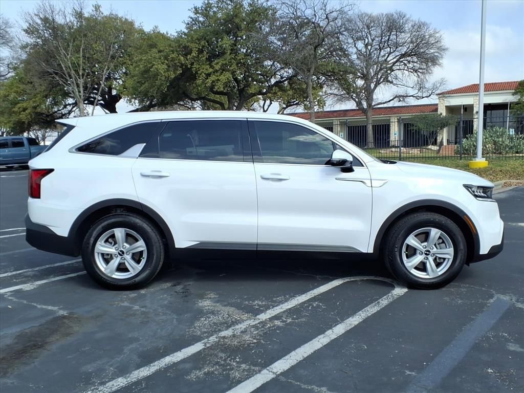 Used 2023 Kia Sorento LX FWD image 8