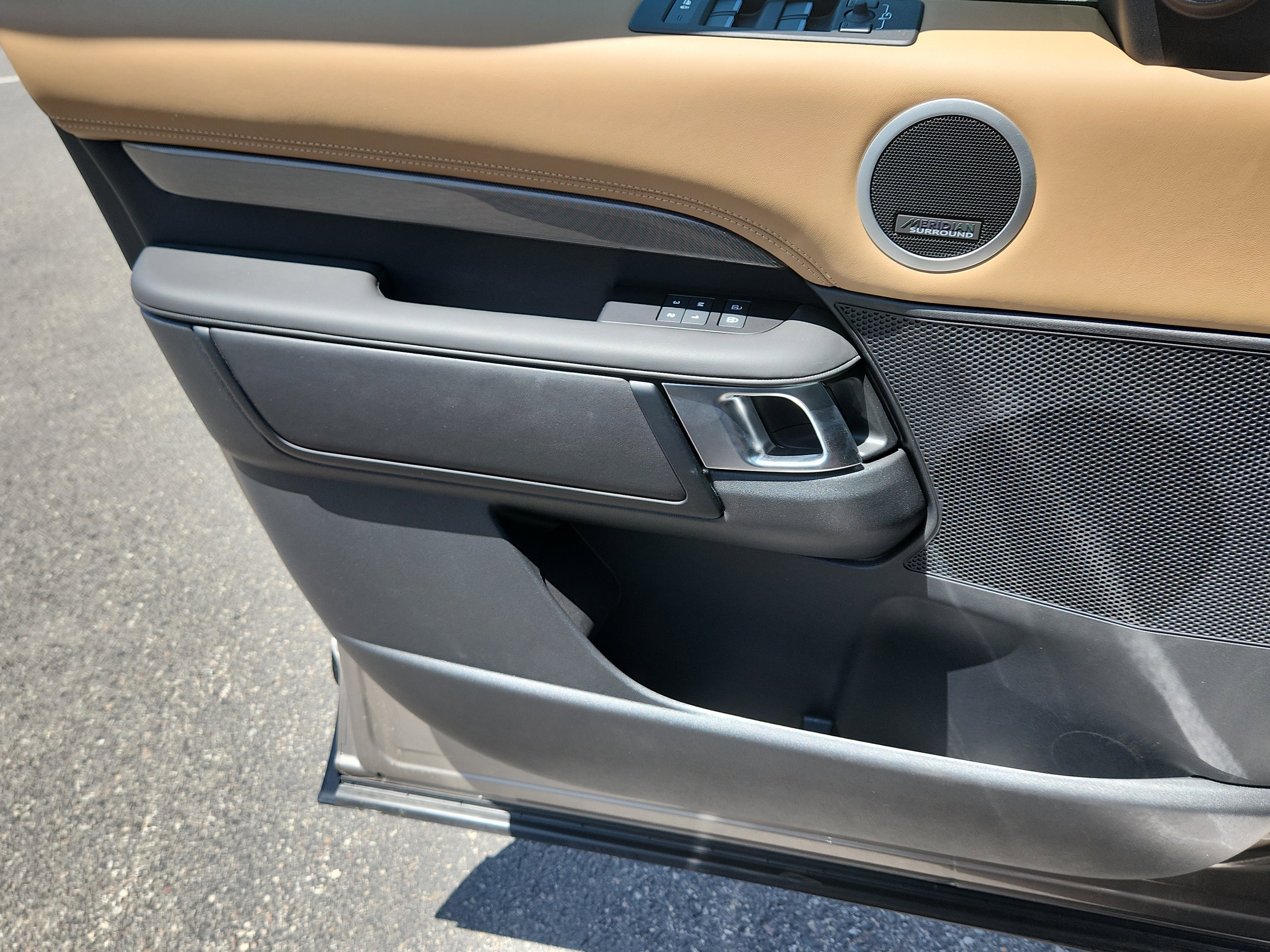 New 2025 Land Rover Discovery Metropolitan Edition image 8