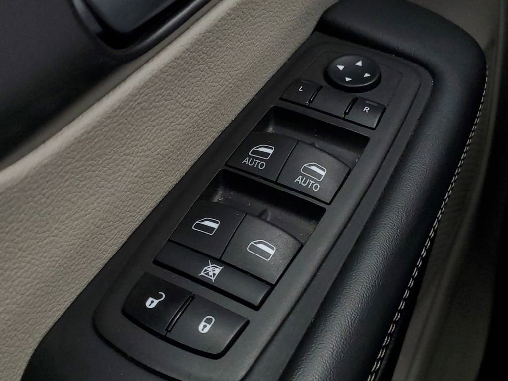 Used 2024 Chrysler Pacifica Touring-L image 14