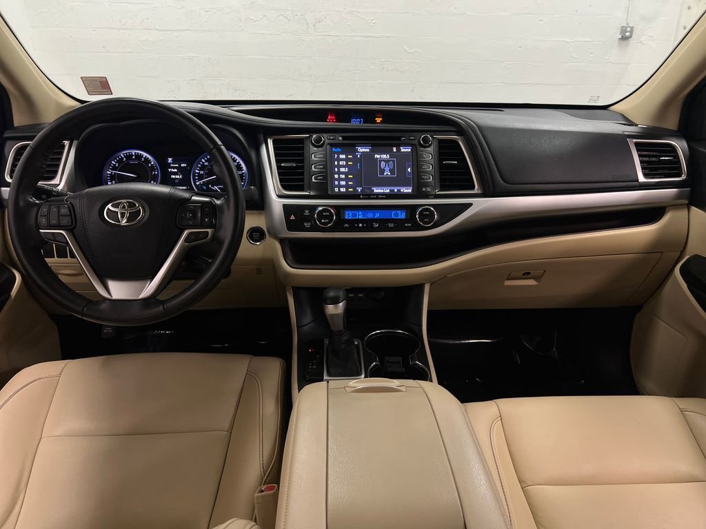 Used 2019 Toyota Highlander XLE FWD image 16