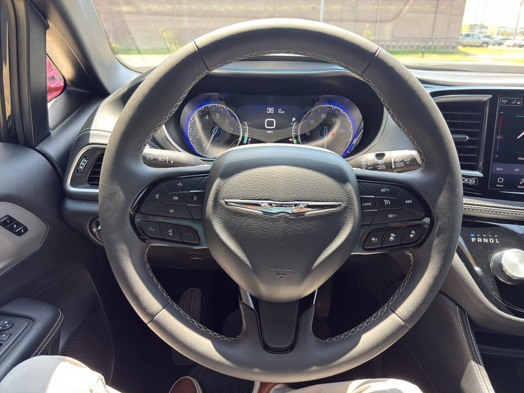Used 2025 Chrysler Pacifica Limited FWD image 23