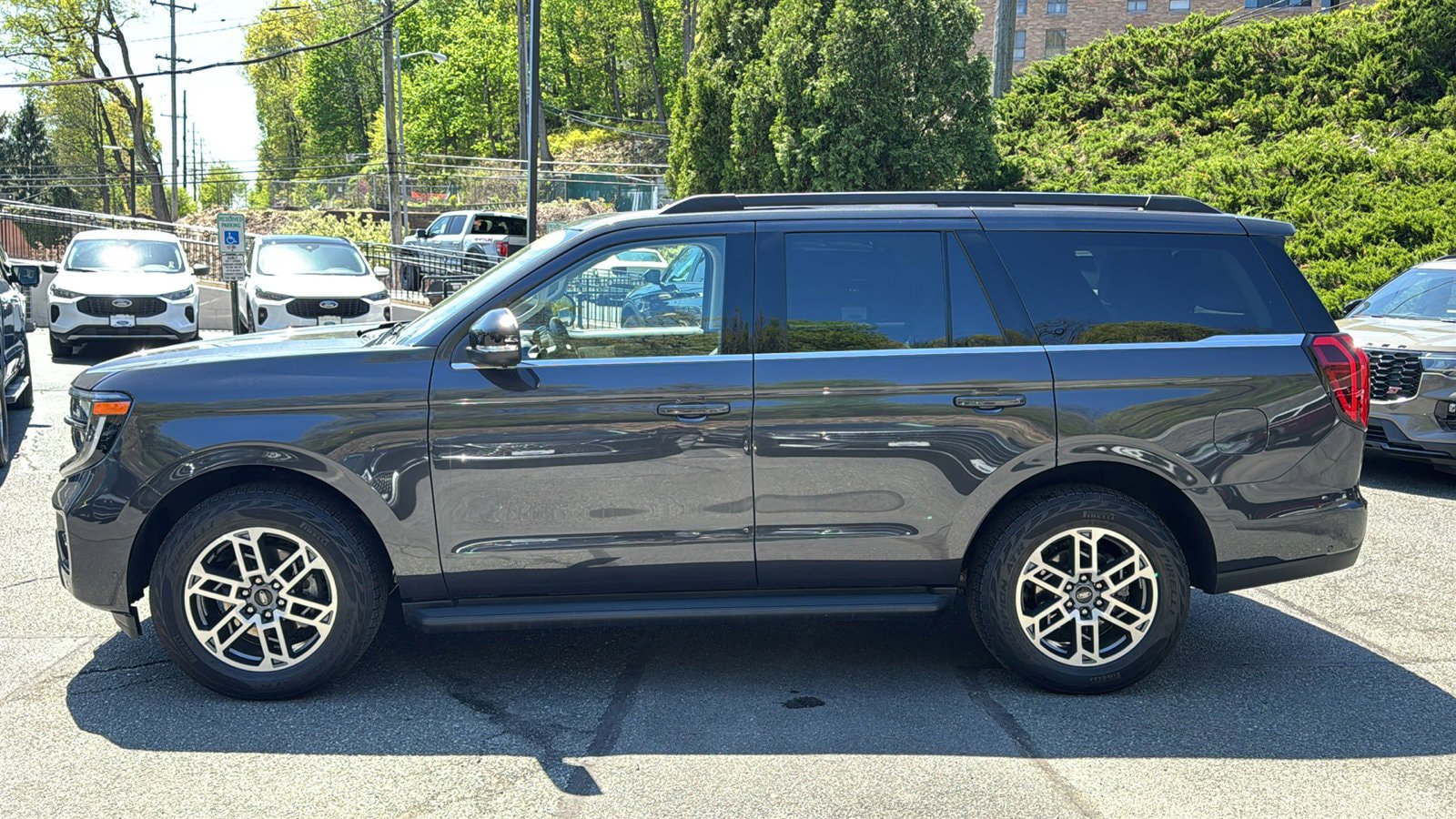 Used 2025 Ford Expedition Active AWD/4WD image 2