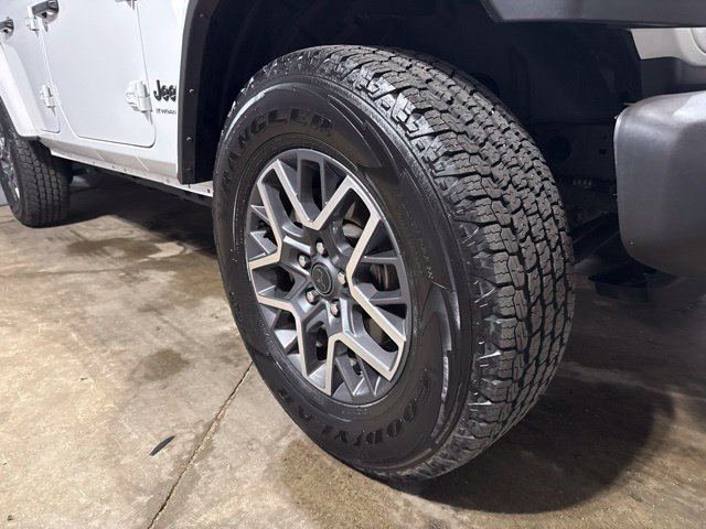 Used 2025 Jeep Wrangler Unlimited Sahara AWD/4WD image 17