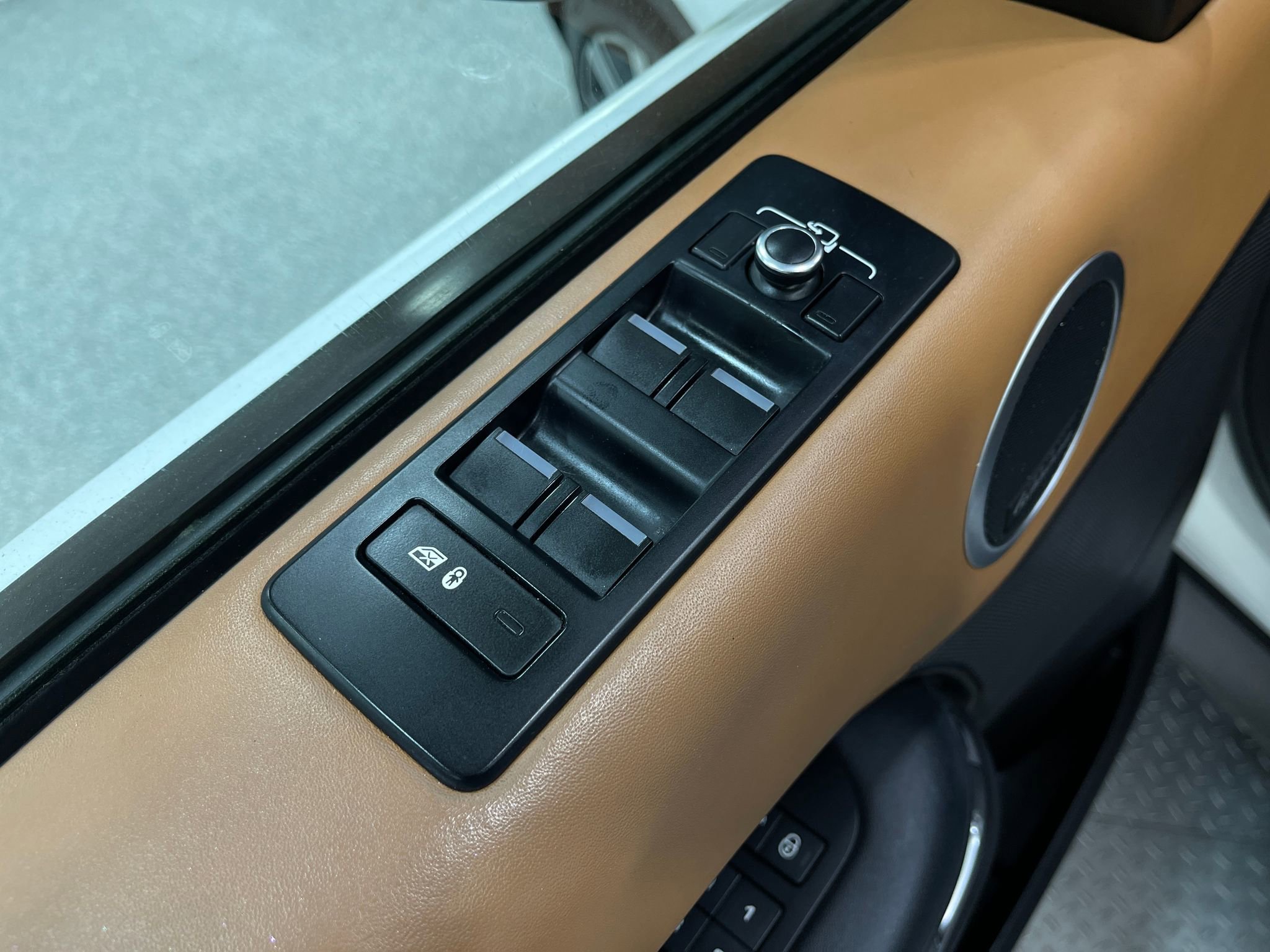 Used 2018 Land Rover Discovery HSE Luxury AWD/4WD image 16