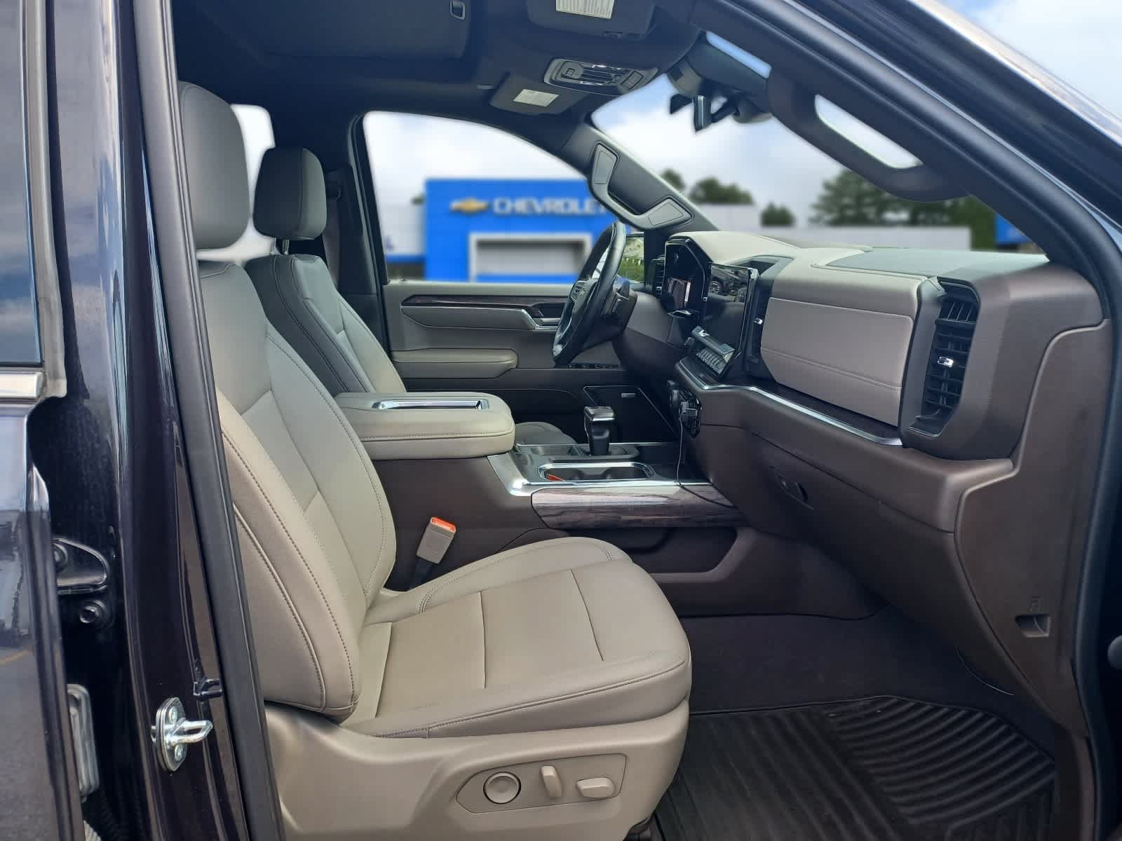 Used 2022 Chevrolet Silverado 1500 LTZ w/ LTZ Premium Package AWD/4WD image 22