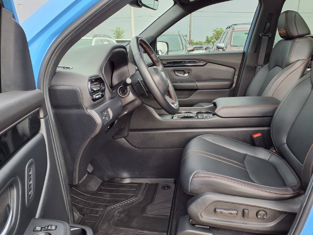 Used 2025 Honda Pilot TrailSport image 7