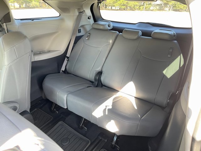 Used 2022 Toyota Sienna Limited image 18