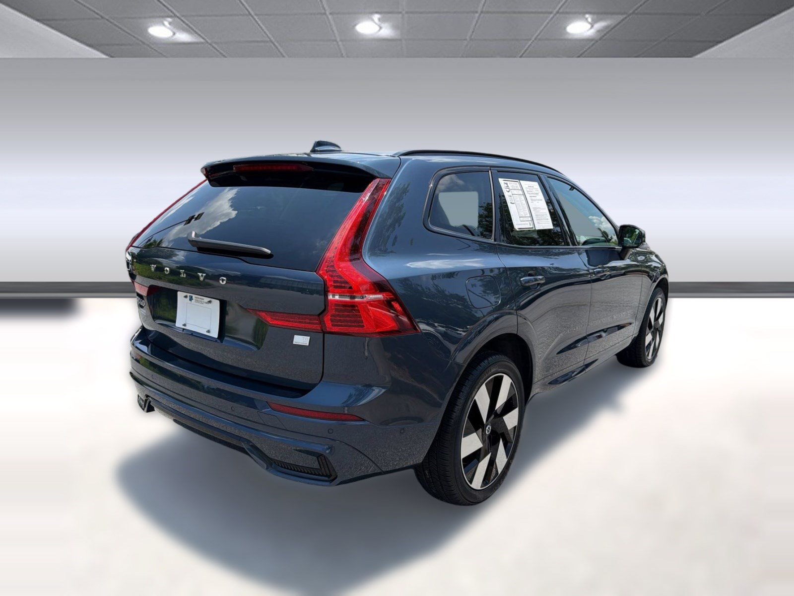 Used 2024 Volvo XC60 T8 Plus w/ Climate Package AWD/4WD image 9