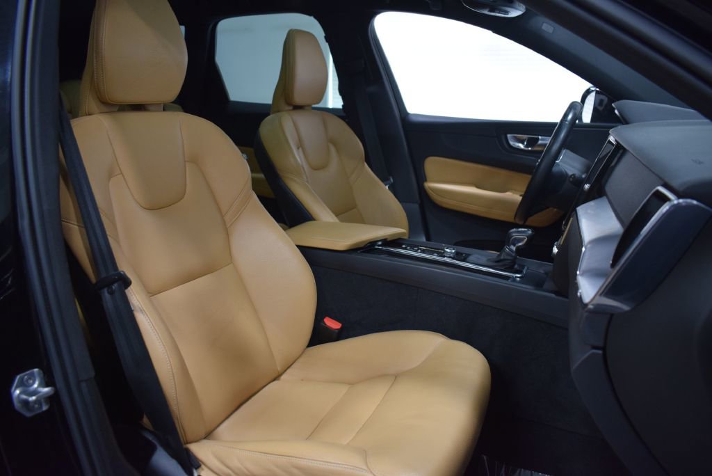 Used 2020 Volvo XC60 T5 Momentum w/ Protection Package Premier image 21