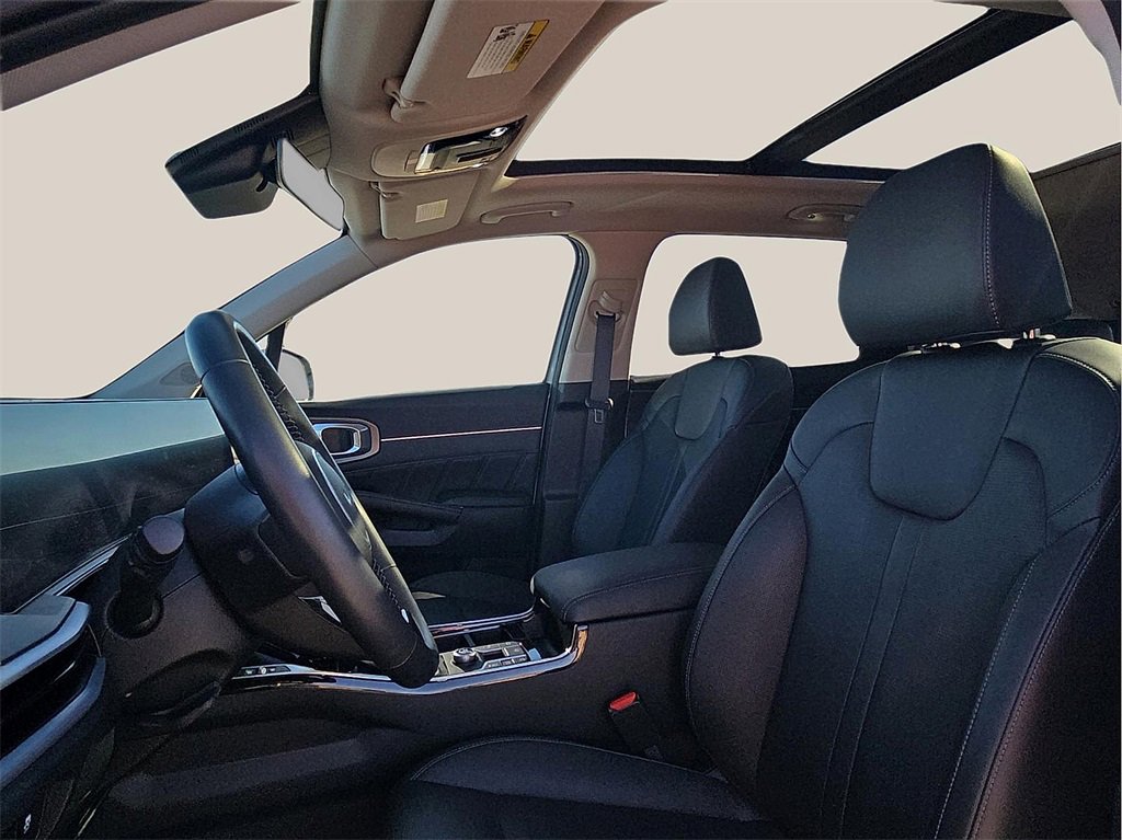 Used 2025 Kia Sorento SX image 12