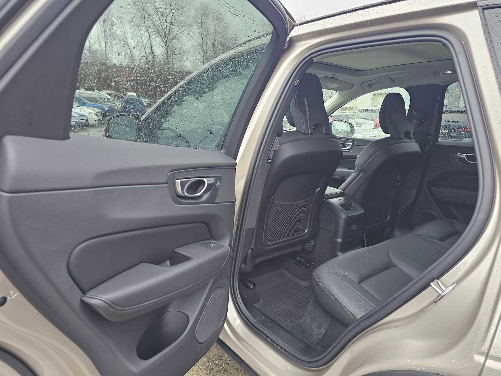 Certified 2024 Volvo XC60 T8 Plus w/ Protection Package Premier image 11