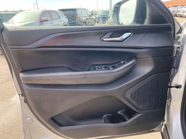 Used 2025 Jeep Grand Cherokee Altitude AWD/4WD image 21