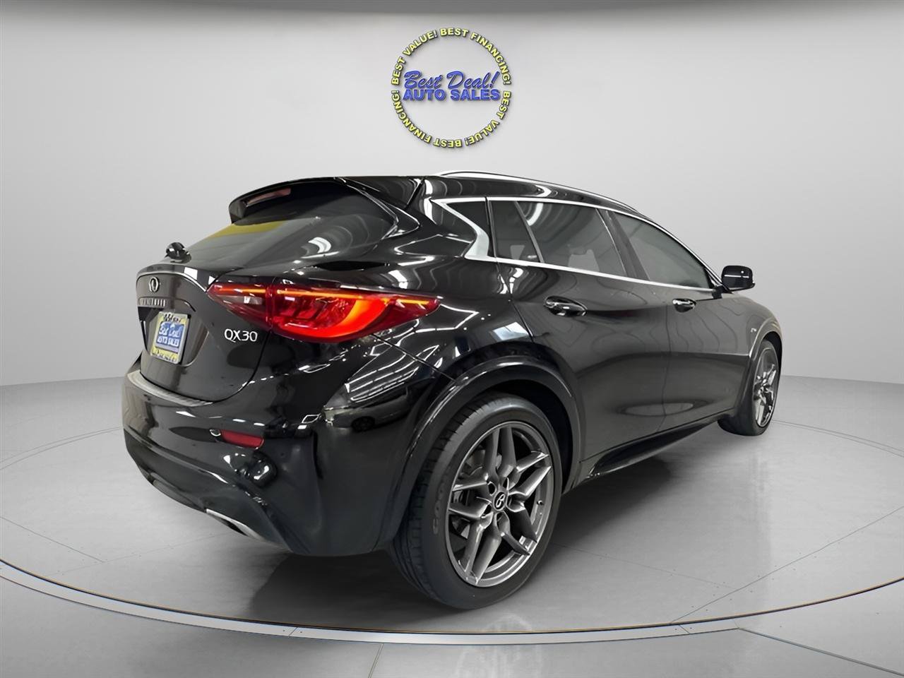 Used 2018 INFINITI QX30 Premium w/ Navigation Package FWD image 5