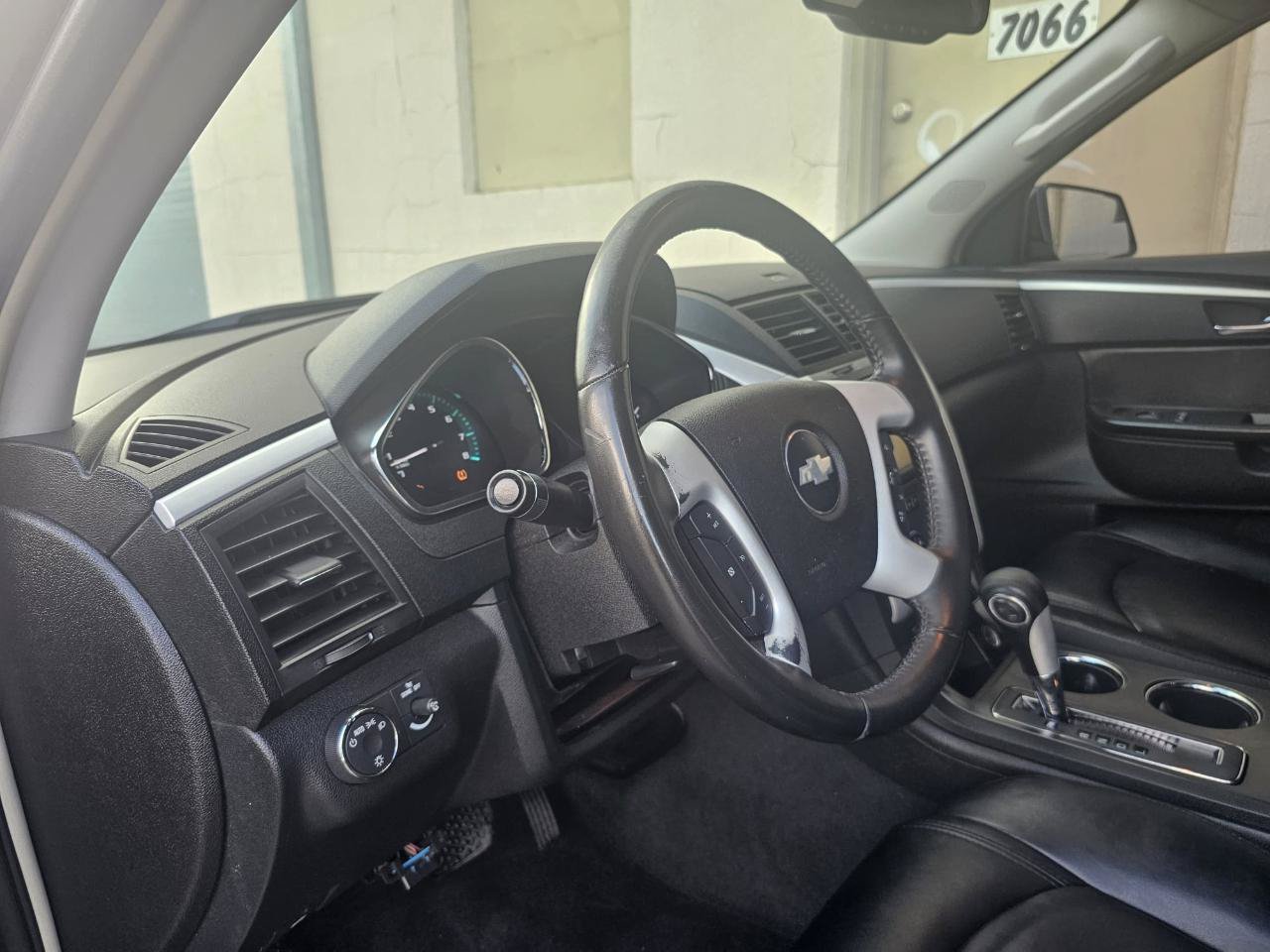 Used 2009 Chevrolet Traverse LT FWD image 25