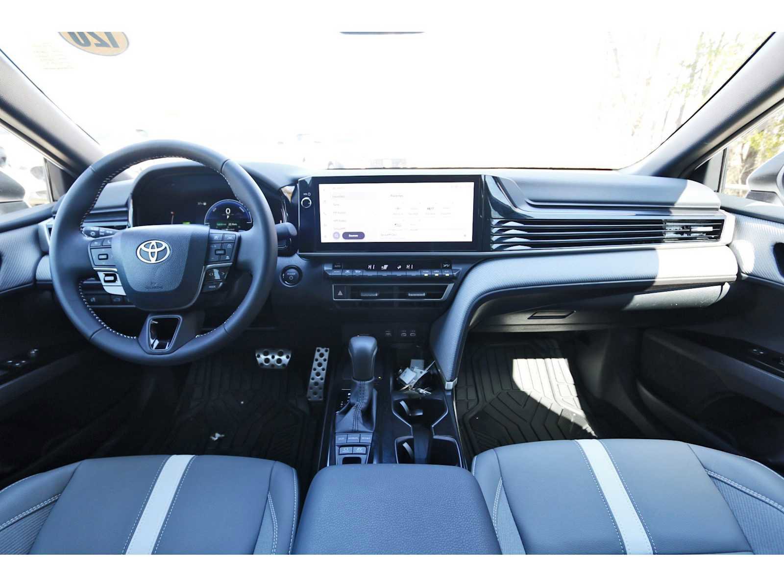 Used 2025 Toyota Camry SE image 7