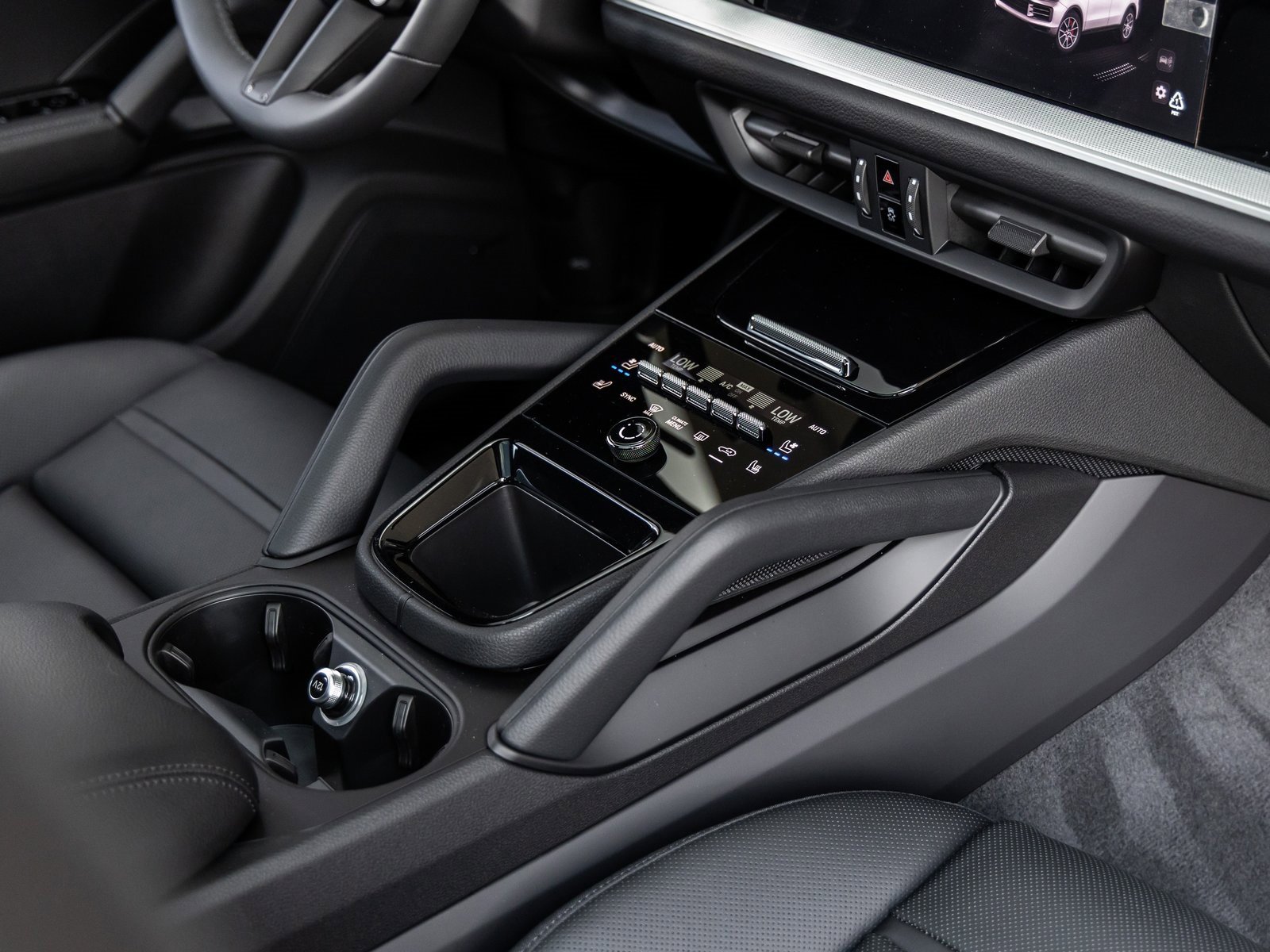 Certified 2025 Porsche Cayenne Coupe image 33